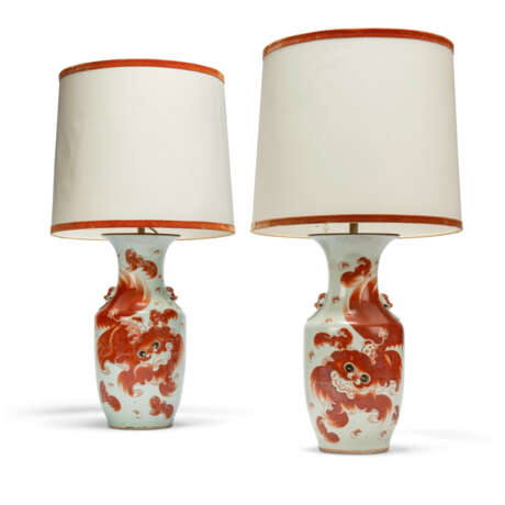 A PAIR OF CHINESE FLARED BALUSTER VASE TABLE LAMPS - фото 1