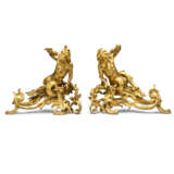 A PAIR OF LOUIS XV-STYLE ORMOLU CHENETS - Foto 3