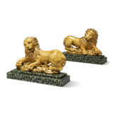 A PAIR OF ITALIAN GILTWOOD LIONS COUCHANT - Foto 1