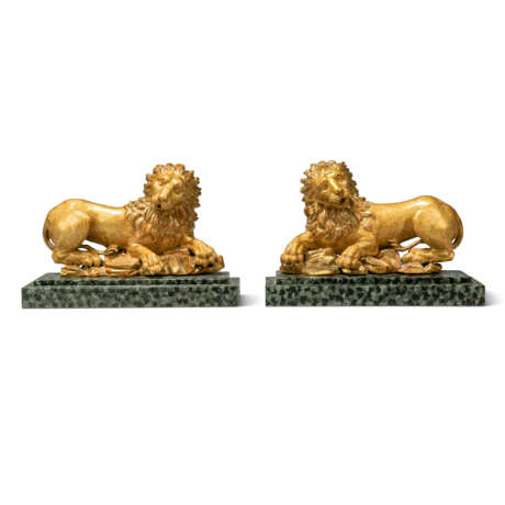 A PAIR OF ITALIAN GILTWOOD LIONS COUCHANT - Foto 2