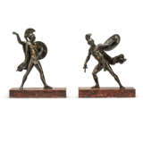 A PAIR OF LACQUERED-BRONZE MODELS OF GLADIATORS - Foto 2