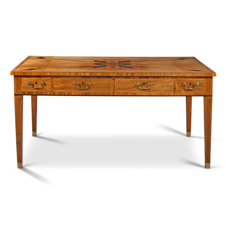 A GEORGE III WALNUT, MAHOGANY AND PARQUETRY WRITING-TABLE - Foto 4