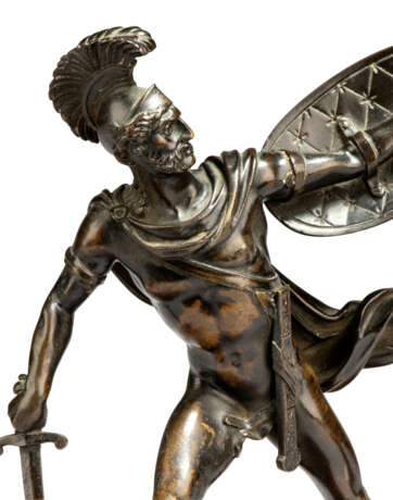 A PAIR OF LACQUERED-BRONZE MODELS OF GLADIATORS - Foto 5