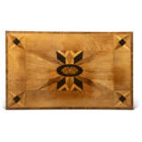 A GEORGE III WALNUT, MAHOGANY AND PARQUETRY WRITING-TABLE - Foto 5