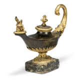 AN EMPIRE ORMOLU-MOUNTED PATINATED-BRONZE OIL LAMP - Foto 3