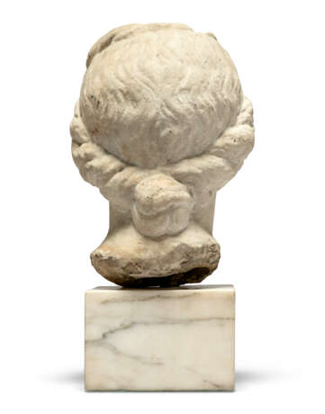 A WHITE MARBLE HEAD OF A WOMAN - Foto 6
