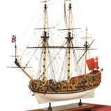 A FULLY RIGGED AND PLANKED STAINED WOOD MODEL OF A CHARLES II 26-GUN SIXTH RATE DEGAME OF CIRCA 1686 - Foto 2
