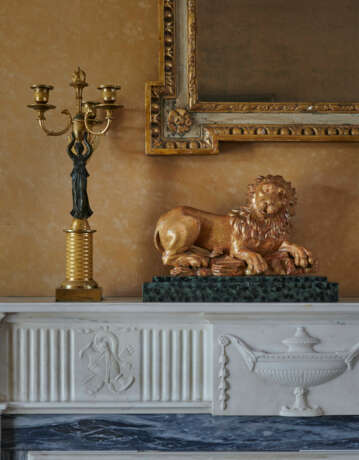 A PAIR OF EMPIRE ORMOLU AND PATINATED-BRONZE THREE-BRANCH CANDELABRA - Foto 6