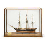A FULLY RIGGED AND PLANKED STAINED WOOD AND COPPER CLAD MODEL OF THE ROYAL NAVAL 40-GUN FIFTH RATE FRIGATE H.M.S. BEAULIEU OF 1790-1806 - Foto 1