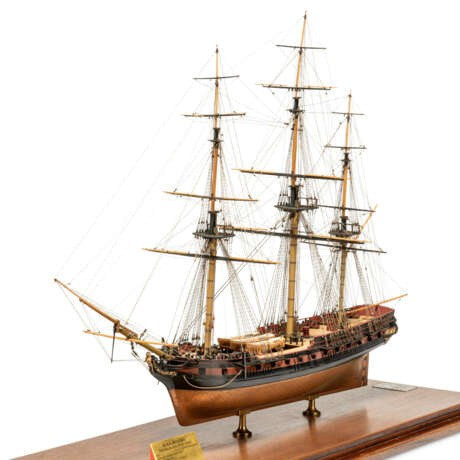 A FULLY RIGGED AND PLANKED STAINED WOOD AND COPPER CLAD MODEL OF THE ROYAL NAVAL 40-GUN FIFTH RATE FRIGATE H.M.S. BEAULIEU OF 1790-1806 - photo 2