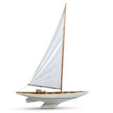 A PAINTED AND STAINED WOOD MODEL YACHT BASED ON THE J CLASS ENDEAVOUR - Foto 1