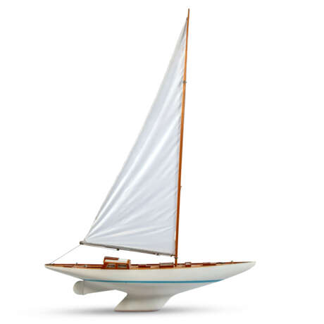 A PAINTED AND STAINED WOOD MODEL YACHT BASED ON THE J CLASS ENDEAVOUR - photo 1