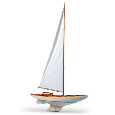 A PAINTED AND STAINED WOOD MODEL YACHT BASED ON THE J CLASS ENDEAVOUR - photo 2