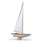 A PAINTED AND STAINED WOOD MODEL YACHT BASED ON THE J CLASS ENDEAVOUR - фото 2