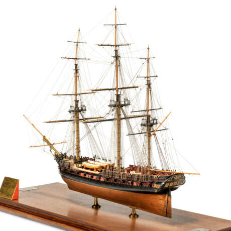 A FULLY RIGGED AND PLANKED STAINED WOOD AND COPPER CLAD MODEL OF THE ROYAL NAVAL 40-GUN FIFTH RATE FRIGATE H.M.S. BEAULIEU OF 1790-1806 - Foto 3