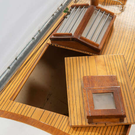 A PAINTED AND STAINED WOOD MODEL YACHT BASED ON THE J CLASS ENDEAVOUR - photo 3