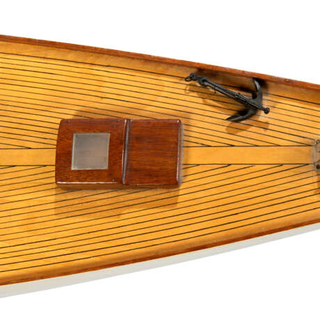 A PAINTED AND STAINED WOOD MODEL YACHT BASED ON THE J CLASS ENDEAVOUR - Foto 4