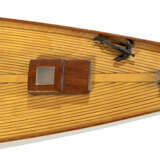 A PAINTED AND STAINED WOOD MODEL YACHT BASED ON THE J CLASS ENDEAVOUR - Foto 4