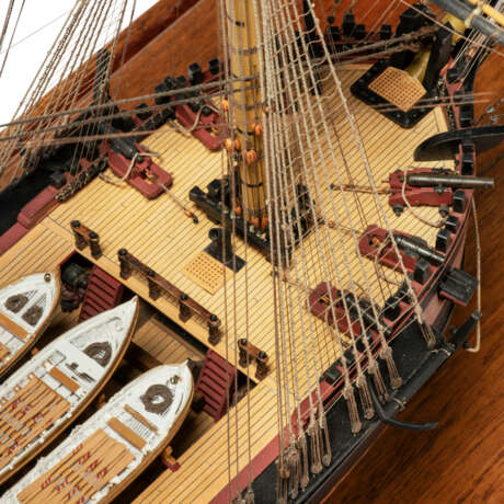 A FULLY RIGGED AND PLANKED STAINED WOOD AND COPPER CLAD MODEL OF THE ROYAL NAVAL 40-GUN FIFTH RATE FRIGATE H.M.S. BEAULIEU OF 1790-1806 - Foto 4