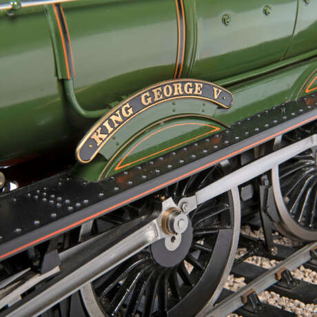 A 31⁄2 INCH GAUGE BRASS AND STEEL MODEL OF THE GREAT WESTERN RAILWAY 4-6-0 KING CLASS LOCOMOTIVE AND TENDER NO. 6000 'KING GEORGE V' - Foto 4