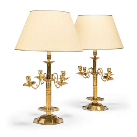 A PAIR OF DUTCH REPOUSSE BRASS CANDELABRA - фото 1