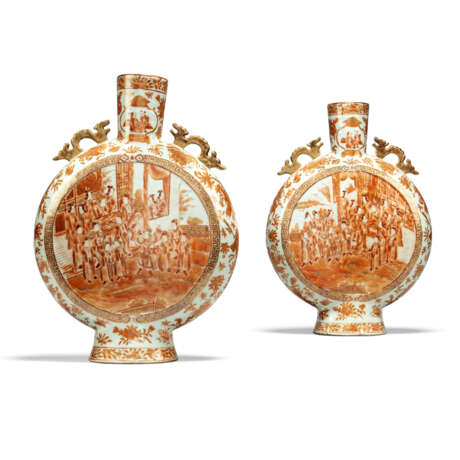 A PAIR OF CHINESE IRON-RED AND GILT-DECORATED MOONFLASKS - Foto 1