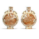 A PAIR OF CHINESE IRON-RED AND GILT-DECORATED MOONFLASKS - Foto 2