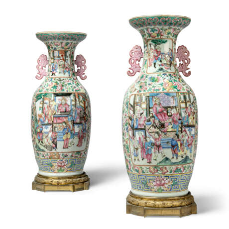 A LARGE PAIR OF CHINESE FAMILLE ROSE VASES - фото 2