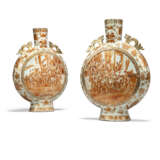 A PAIR OF CHINESE IRON-RED AND GILT-DECORATED MOONFLASKS - Foto 3