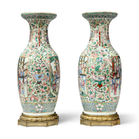 A LARGE PAIR OF CHINESE FAMILLE ROSE VASES - Foto 3
