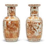 FOUR CHINESE IRON-RED AND GILT-DECORATED 'FIGURAL' VASES - Foto 2