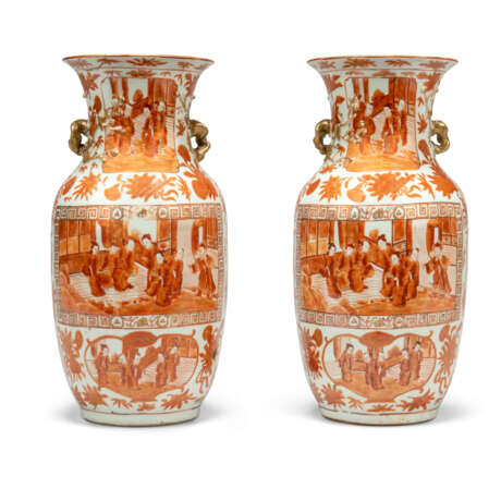 FOUR CHINESE IRON-RED AND GILT-DECORATED 'FIGURAL' VASES - photo 3