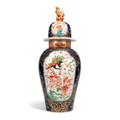 A LARGE CONTINENTAL PORCELAIN JAPANESE IMARI-STYLE VASE AND COVER 