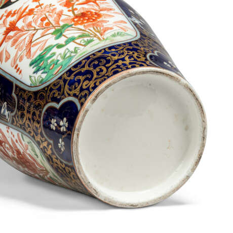 A LARGE CONTINENTAL PORCELAIN JAPANESE IMARI-STYLE VASE AND COVER - фото 4