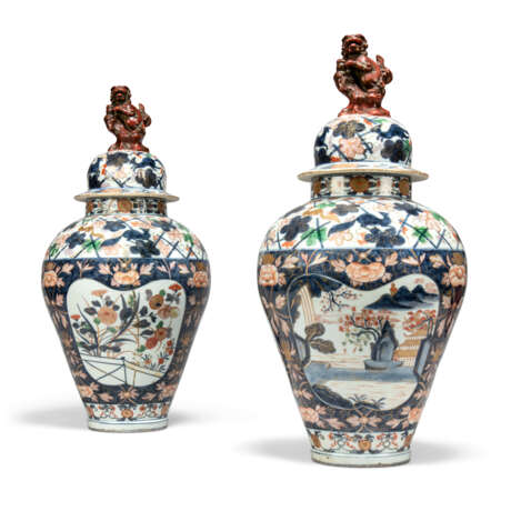 A PAIR OF CONTINENTAL FAIENCE IMARI BALUSTER VASES AND COVERS - Foto 1