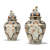 A PAIR OF JAPANESE IMARI VASES AND COVERS - photo 2