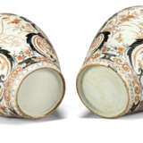A PAIR OF JAPANESE IMARI VASES AND COVERS - Foto 3