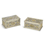 A MATCHED PAIR OF CHINESE EXPORT PARCEL-GILT SILVER FILIGREE CASKETS - Foto 1