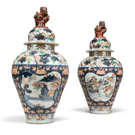 A PAIR OF CONTINENTAL FAIENCE IMARI BALUSTER VASES AND COVERS - photo 3