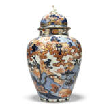 A JAPANESE IMARI VASE AND COVER - Foto 2