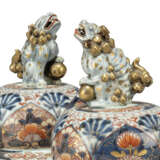 A PAIR OF JAPANESE IMARI VASES AND COVERS - Foto 4