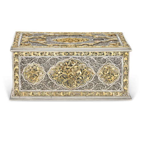 A MATCHED PAIR OF CHINESE EXPORT PARCEL-GILT SILVER FILIGREE CASKETS - Foto 2
