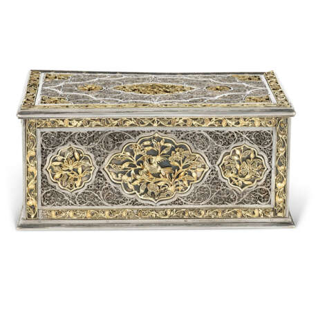A MATCHED PAIR OF CHINESE EXPORT PARCEL-GILT SILVER FILIGREE CASKETS - фото 3