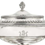 A PAIR OF GEORGE III SILVER SAUCE TUREENS AND COVERS - Foto 4