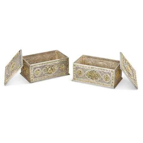 A MATCHED PAIR OF CHINESE EXPORT PARCEL-GILT SILVER FILIGREE CASKETS - фото 4