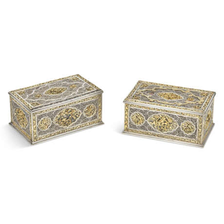 A MATCHED PAIR OF CHINESE EXPORT PARCEL-GILT SILVER FILIGREE CASKETS - фото 5