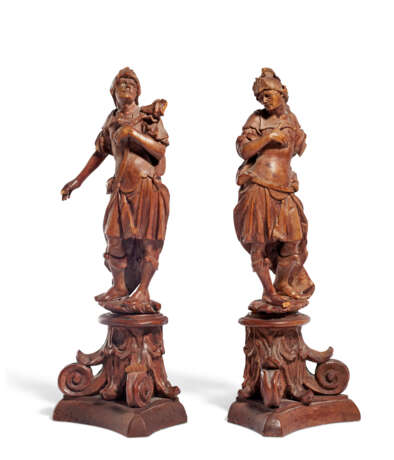 A PAIR OF FRUITWOOD CLASSICAL SOLDIERS - фото 2