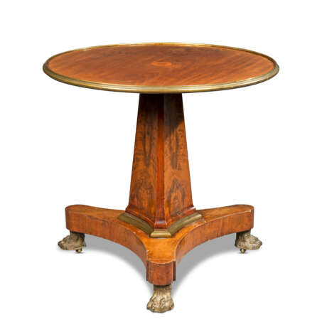 A GERMAN BRASS-MOUNTED MAHOGANY CENTRE TABLE - Foto 1