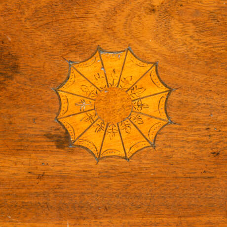 A GERMAN BRASS-MOUNTED MAHOGANY CENTRE TABLE - Foto 5