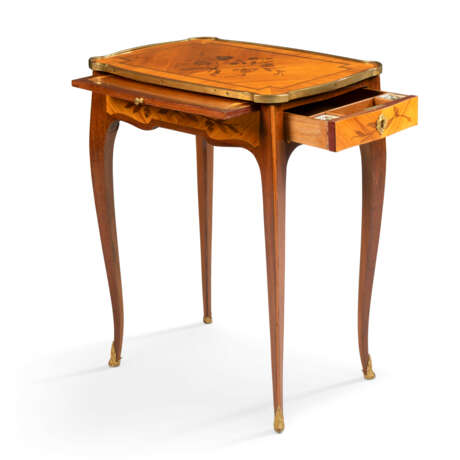 A LOUIS XV KINGWOOD, AMARANTH AND BOIS SATINEE MARQUETRY TABLE A ECRIRE - Foto 2